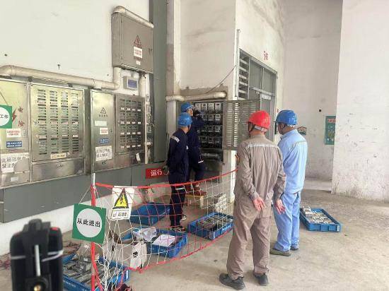 崇左供電局順利完成12個小區(qū)智能電表輪換:智能電表